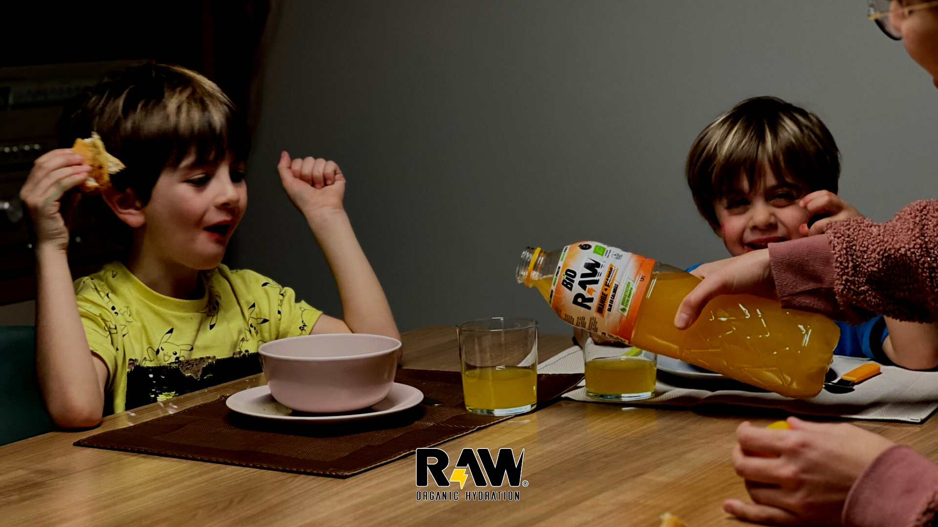 Niños con la botella de 1,5 by RAW Super Drink