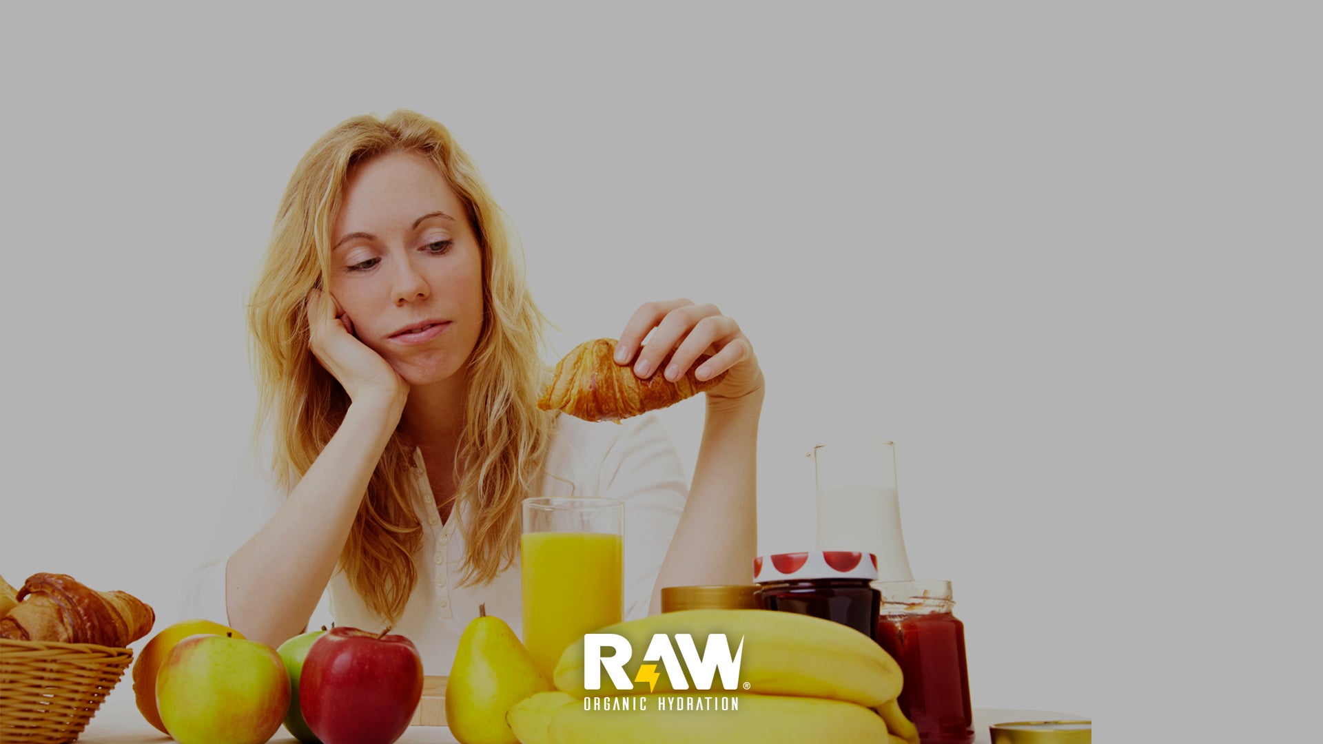 Mujer indecisa con su comida 