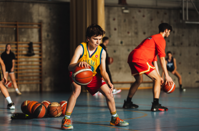 Jugador de baloncesto del BIT Shooting Camp by RAW Super Drink