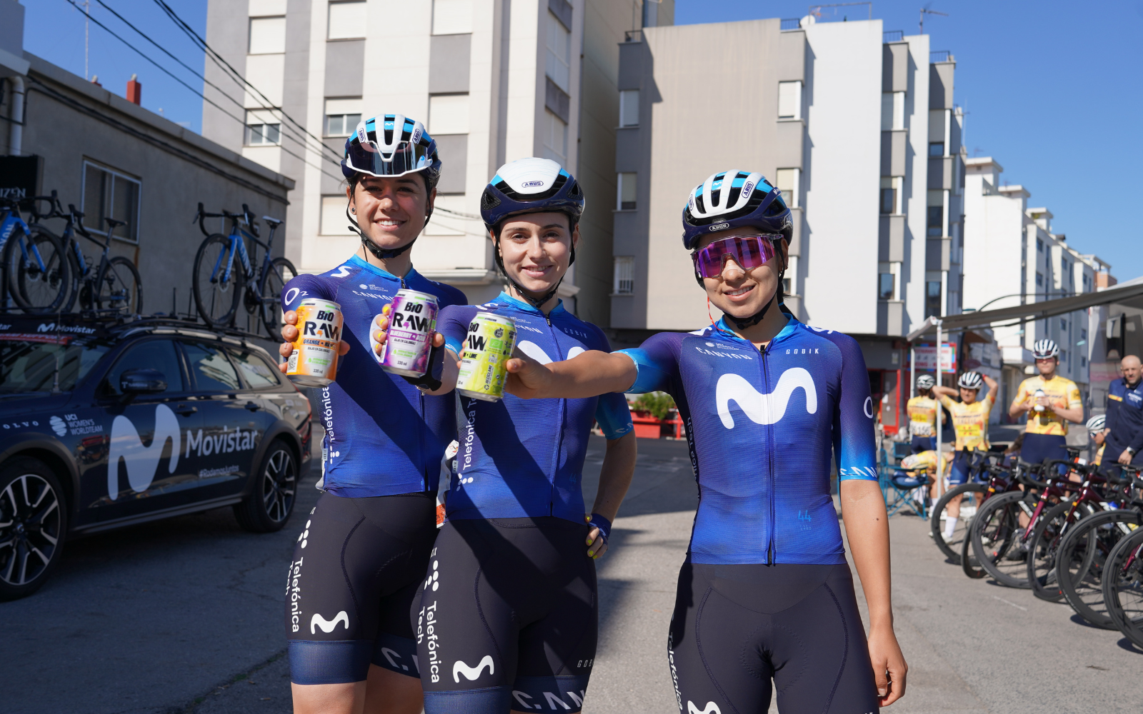 Las ciclistas del Movistar Team con la bebida de RAW
