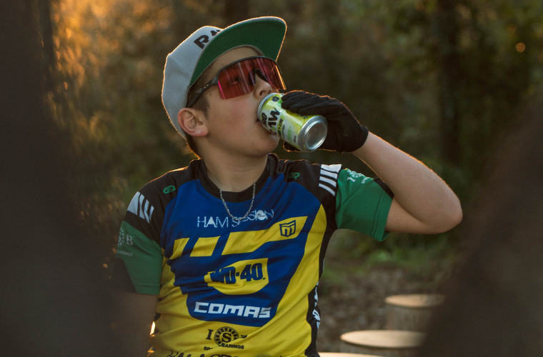 Jordi sala con la gorra de RAW bebiendo